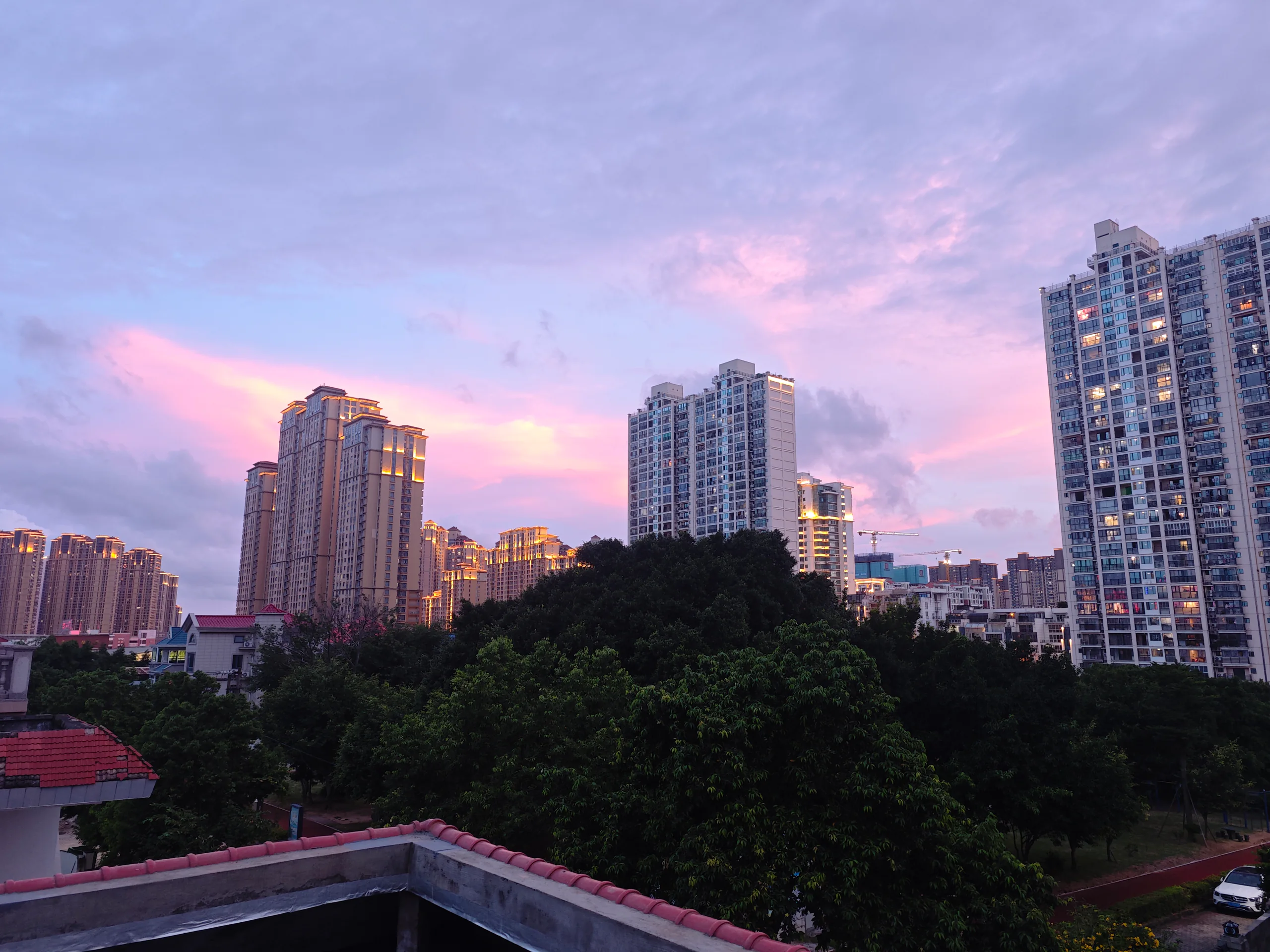 粉紫暮色下的城市天际线